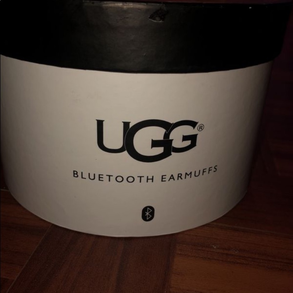 Ugg Bluetooth Earmuffs - Picture 3 of 3